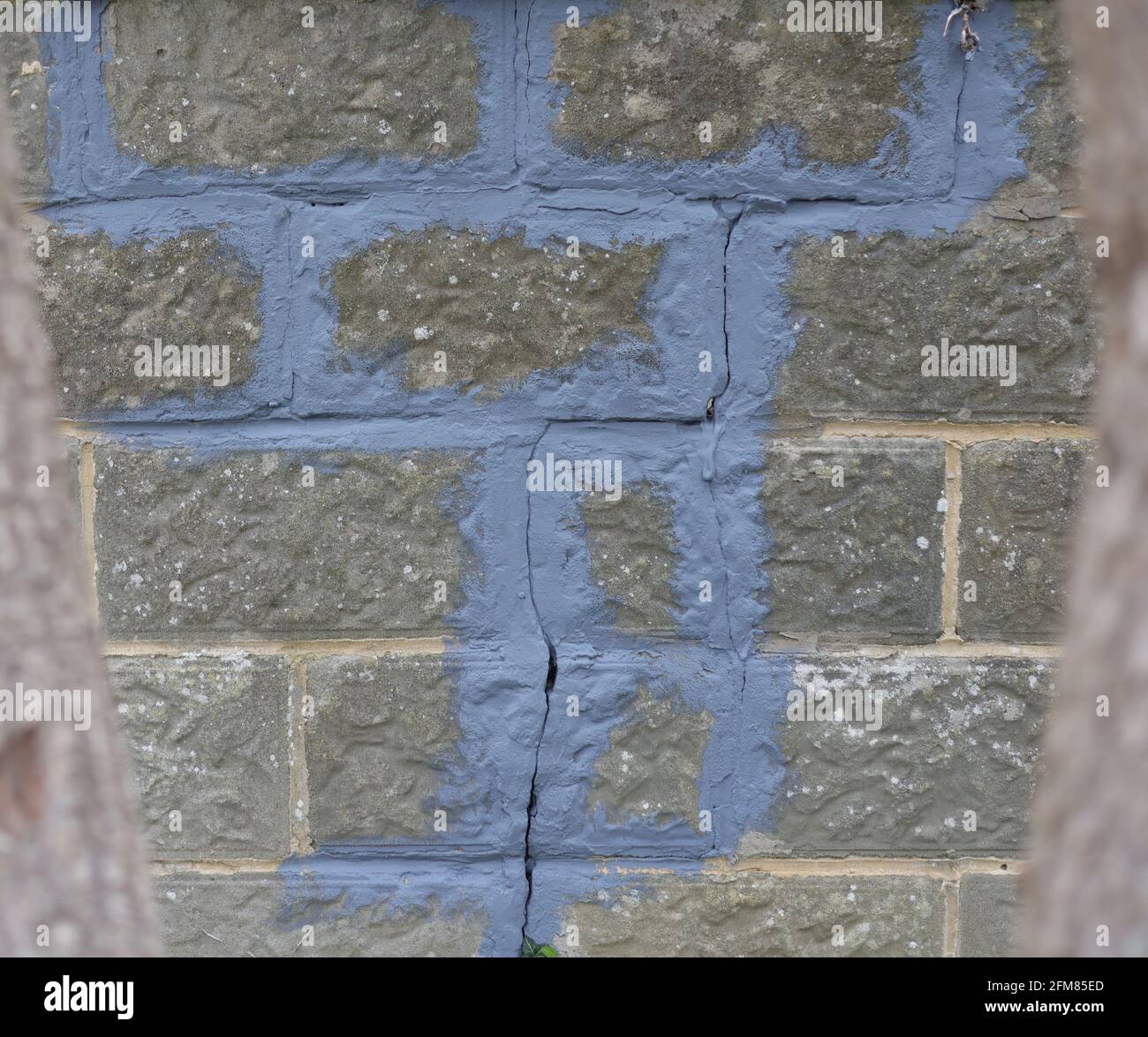 Riss in einer wand -Fotos und -Bildmaterial in hoher Auflösung - Seite ...