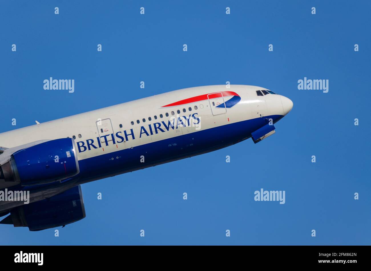 British Airways Boeing 777 Jet-Linienflugzeug G-YMMD steigt nach dem Start vom Flughafen London Heathrow, Großbritannien, aus. Rolls Royce Trent 800-Motor Stockfoto