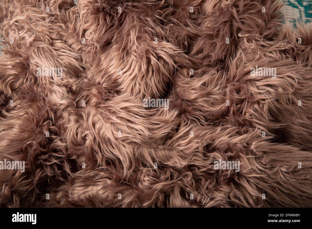 Teppich aus Synthetik oder braunem Stoff mit langer Florstruktur Hintergrund Stockfoto