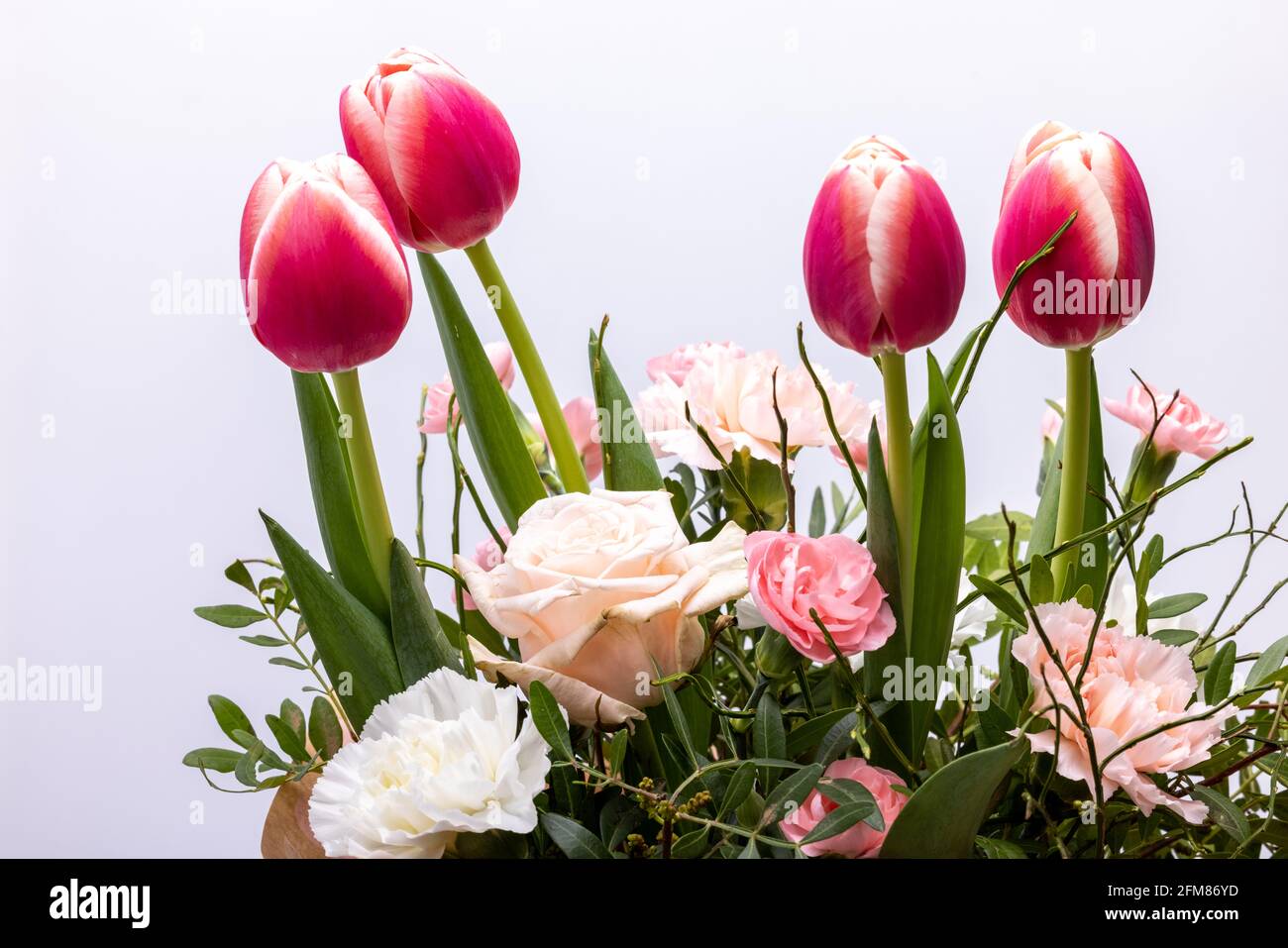 Floristischer Strauß von Rosen, Nelken und Tulpen Blumen Stockfotografie -  Alamy