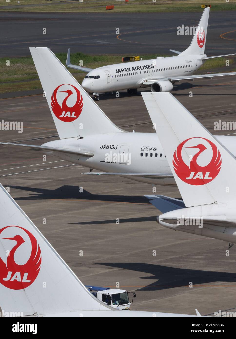 Tokio, Japan. Mai 2021. Dieses Bild, das am 1. Mai 2021 aufgenommen wurde, zeigt, wie die Jetliner von Japan Airlines (JAL) am Haneda Airport in Tokio parken. JAL verzeichnete im Geschäftsjahr 2020, das im März endete, einen Nettoverlust von 286 Milliarden Yen bei ihrem Finanzergebnis. Quelle: Yoshio Tsunoda/AFLO/Alamy Live News Stockfoto