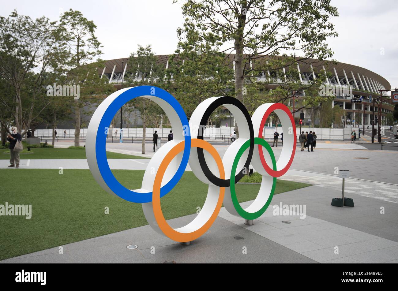Datei-Foto vom 31-12-2020 von Olympic Rings vor dem Olympiastadion in Tokio, Japan. Ausgabedatum: Freitag, 7. Mai 2021. Stockfoto