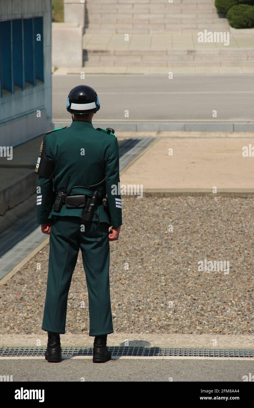 An der Grenze steht ein Soldat der Republik Korea Mit Nordkorea im Gemeinsamen Sicherheitsraum (Panmunjeom) Stockfoto