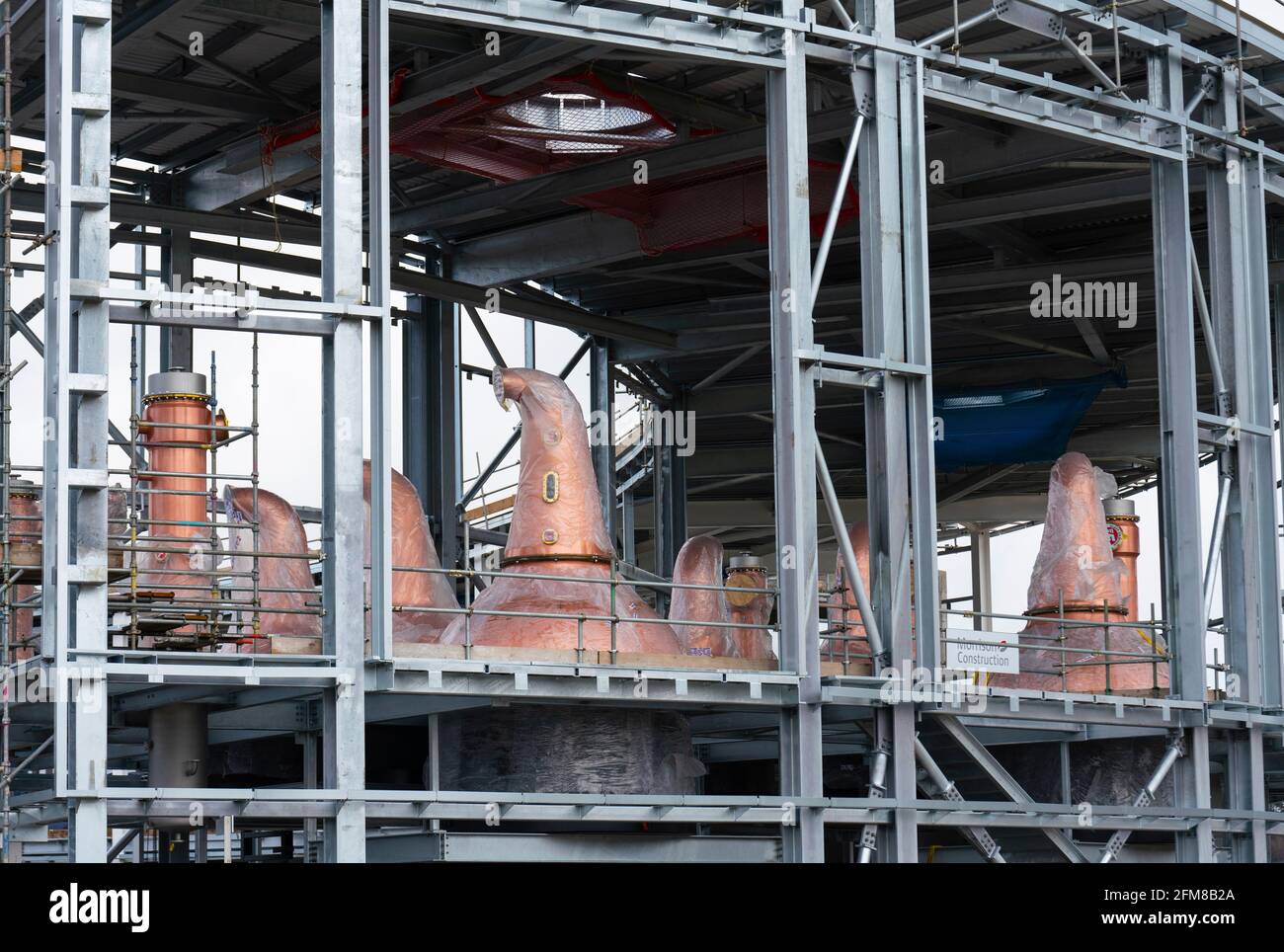 Neue Destillationsbrennblasen aus Kupfer, die während des Baus der Scotch-Whisky-Destillerie für Gordon & MacPhail in Speyside in Craggan, Grantown-on-Spey, sichtbar sind Stockfoto
