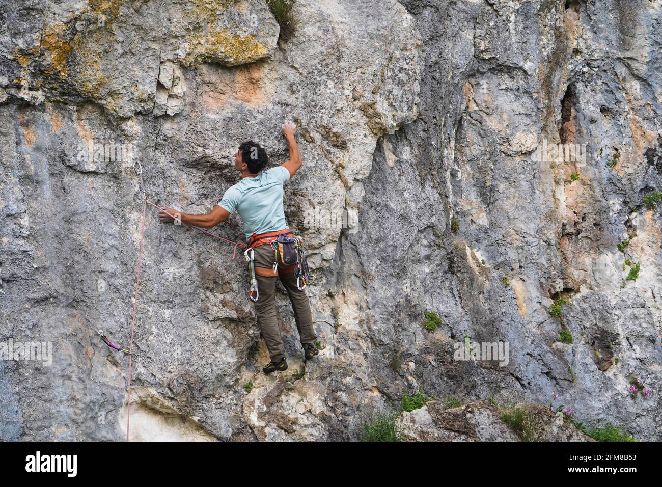 Klettern, EIN Mann, der eine natürliche Wand in Llano del Hondonero, Villanueva del Rosario, Andalusien, Südspanien klettert. Stockfoto