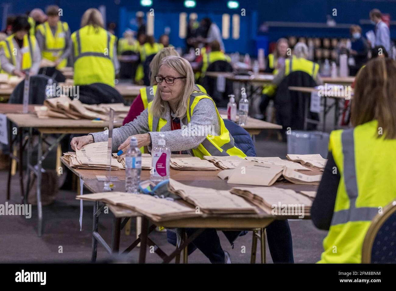 Edinburgh, Großbritannien. Mai 2021. Im Bild: Die Zählung für die schottische Parlamentswahl in der Region Lothian 2021, die im Royal Highland Centre in Edinburgh stattfindet. Kredit: Rich Dyson/Alamy Live Nachrichten Stockfoto