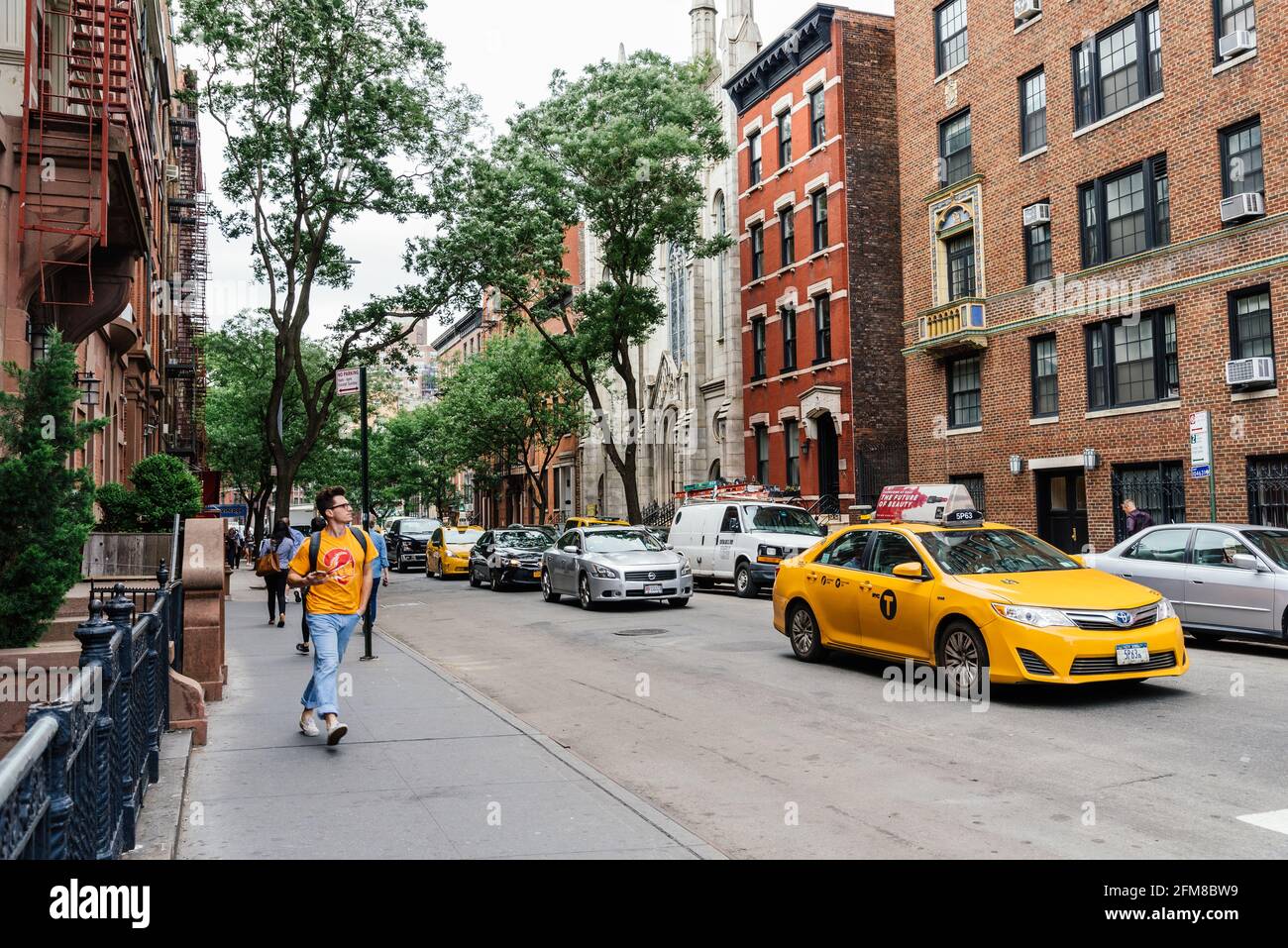 New York City, USA - 22. Juni 2018: Universitätsstudentin in Greenwich Village in der Nähe des Washington Square. Straßenszene mit gelbem Taxi Stockfoto
