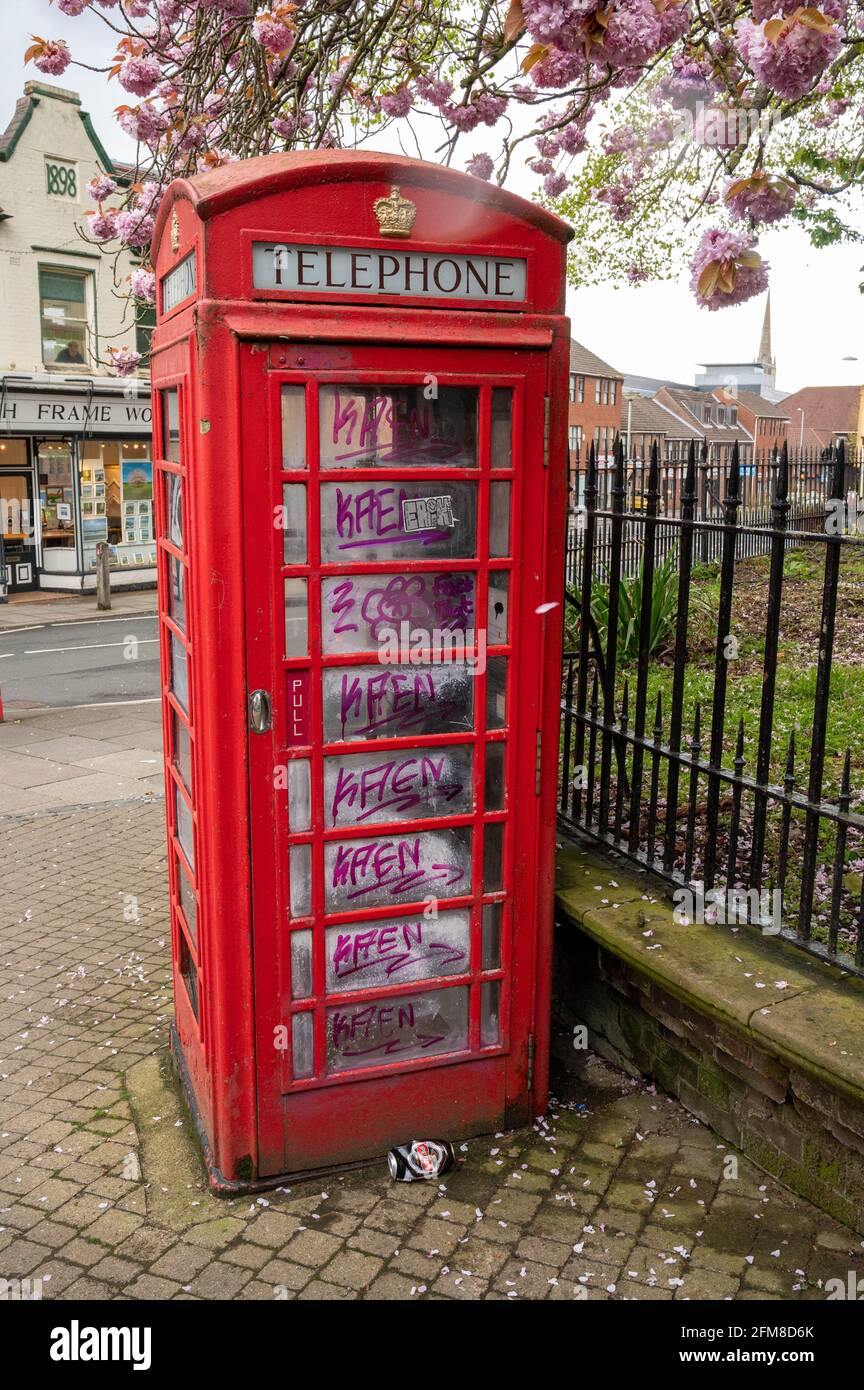 Norwich City Saint Gregory’s Alley traditionelle rote Telefonbox mit Graffiti auf den Glaspaneelen Stockfoto