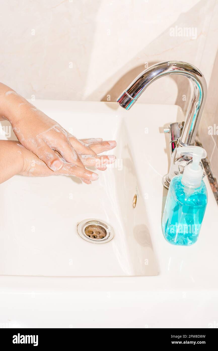 Handhygiene - Schritte zur Reinigung der Hände mit Handwäsche Seife,  Corona-Virus Prävention Handwäsche Schritte mit Seife Stockfotografie -  Alamy