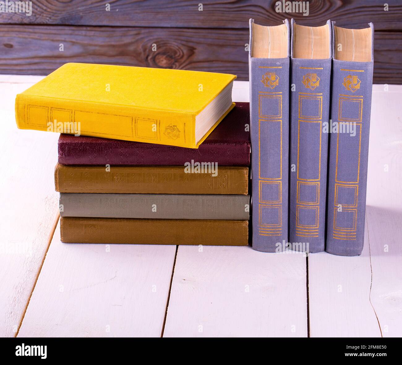 Alte Bücher auf einem weißen Holztisch Stockfoto