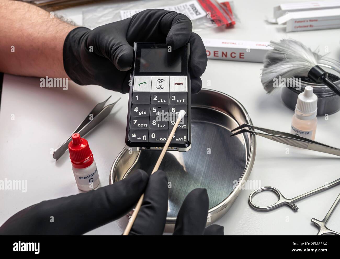 Polizeiwissenschaftler entnimmt DNA-Proben vom Telefon, das an Mord im Labor beteiligt ist, konzeptuelles Bild Stockfoto