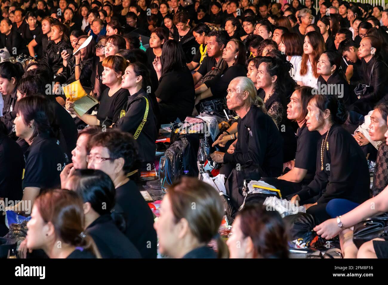 Trauernde bei der Beerdigung von König Rama IX, Bangkok, Thailand Stockfoto