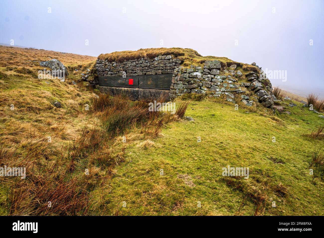 Observation Post 3 ist ein stillgerateter Militärbunker in der Nähe von Curtery Clitters in der Okehampton-Schießanlage im Dartmoor-Nationalpark, Devon, England, Großbritannien Stockfoto