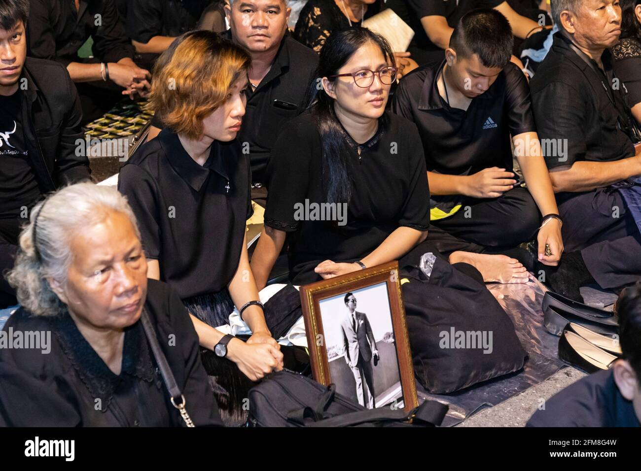 Trauernde bei der Beerdigung von König Rama IX, Bangkok, Thailand Stockfoto