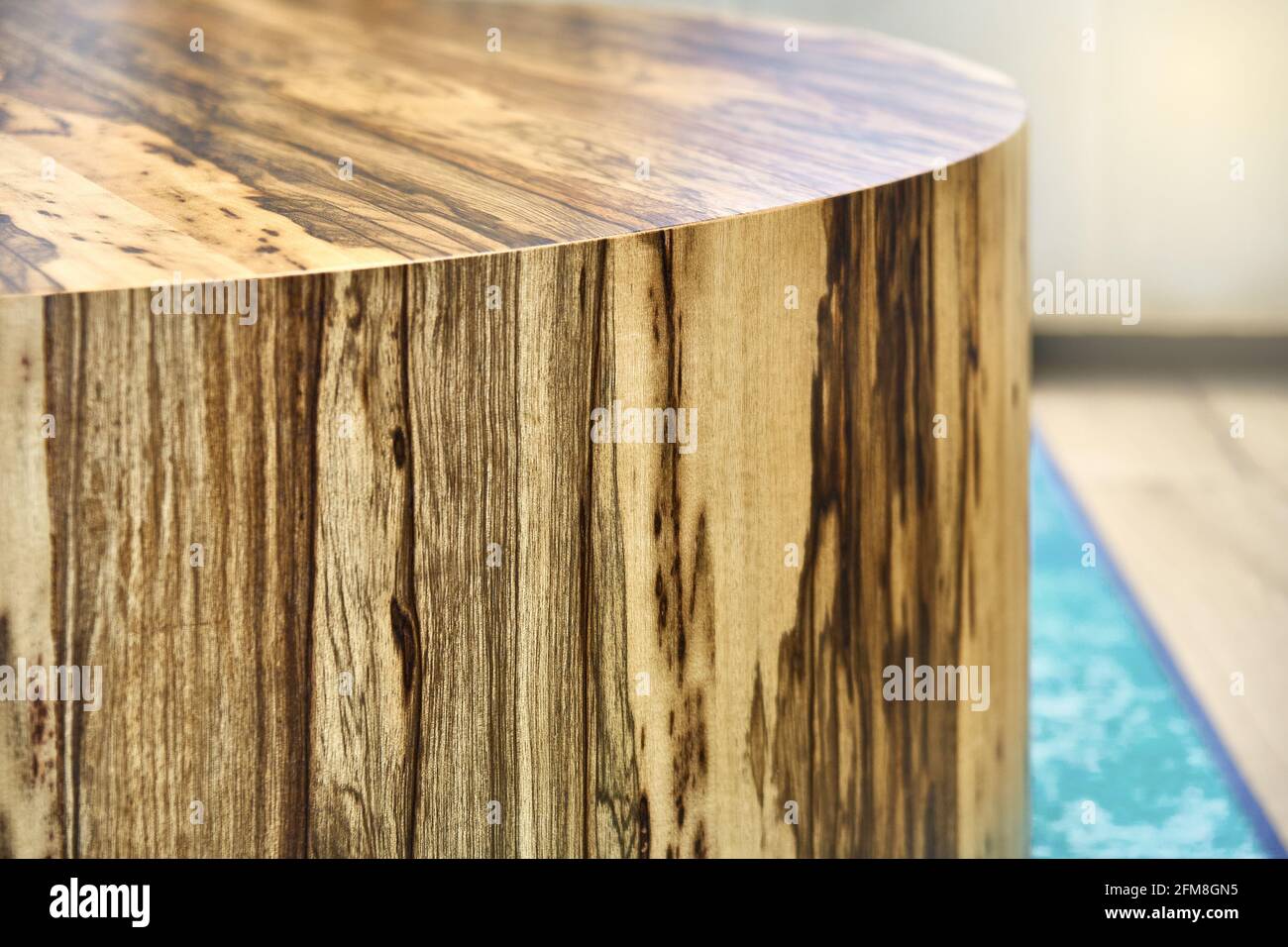 Seite des eleganten runden Couchtisches aus Sperrholz und Schwarzes Ofram  Naturfurnier, das im Wohnzimmer extrem nahe steht Stockfotografie - Alamy