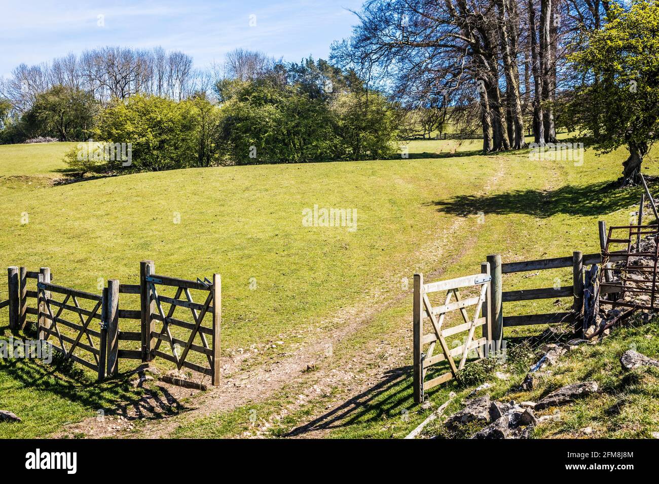 Frühlingsblick über die hügelige Landschaft in den Worcestershire Cotswolds. Stockfoto