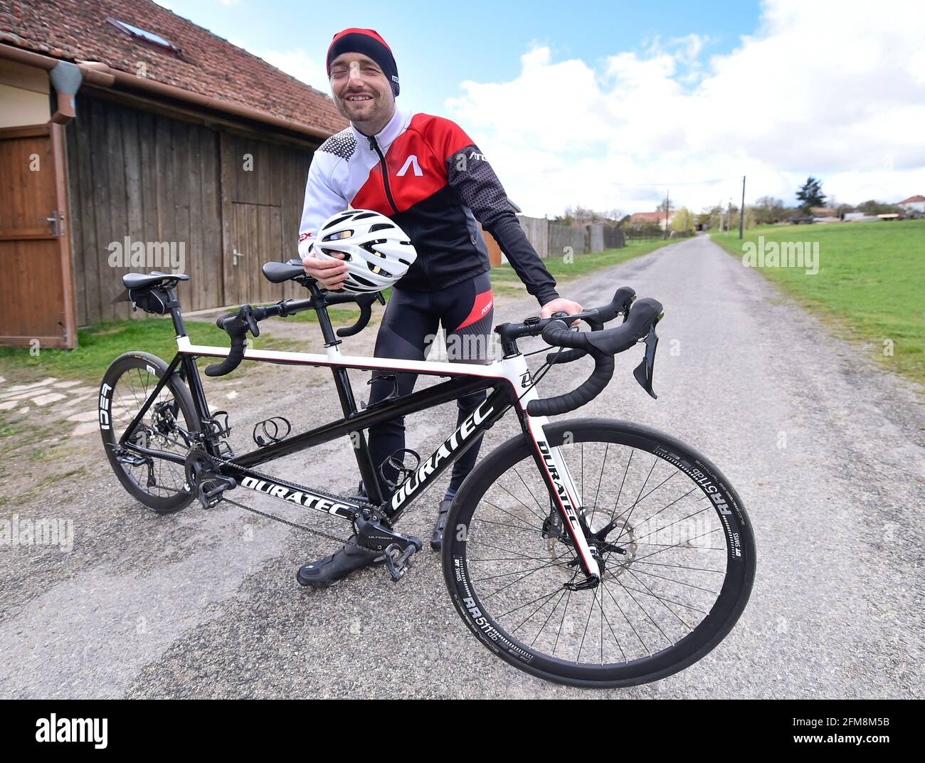 Novy Teleckov, Tschechische Republik. Mai 2021. Der blinde Radfahrer Ondrej  Zmeskal zeigt am 7. Mai 2021 sein Tandem-Fahrrad in Novy Teleckov, Region  Trebic, Tschechien. In diesem Jahr will er als erster blinder