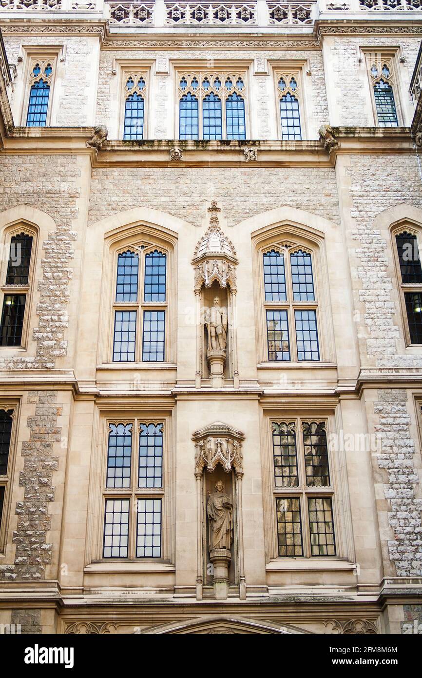 Fenster auf dem Flügel der Chancery Lane der Maughan Library, der Hauptbibliothek der berühmten Forschungsuniversität King's College London Stockfoto