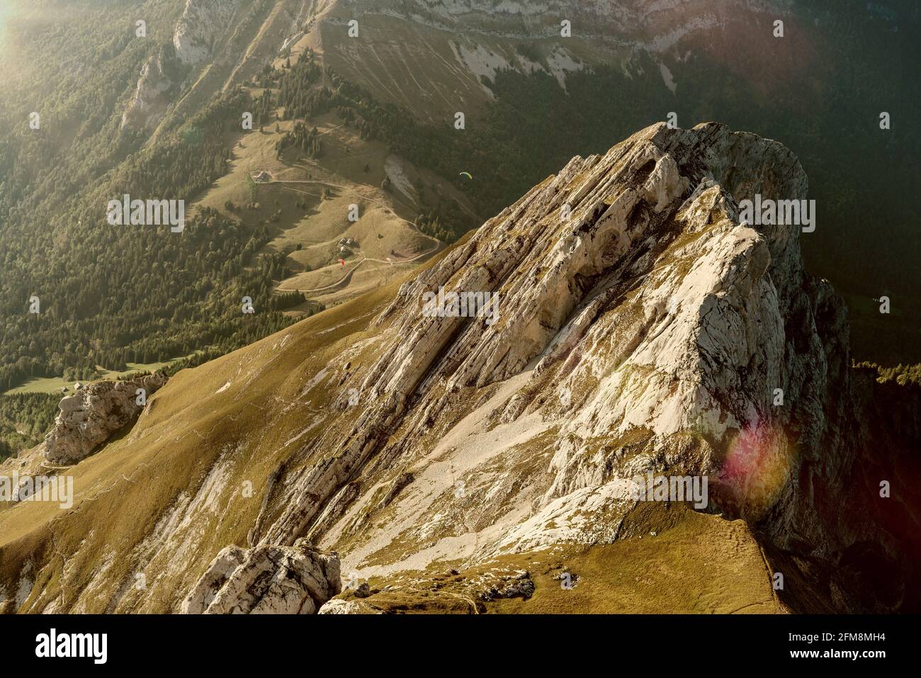 Berglandschaft Draufsicht in den französischen Alpen. Luftaufnahme von La Tournette, Bornes-Massiv in Haute-Savoie, Frankreich. Paragliding in der Nähe des Sees von Annecy. Stockfoto