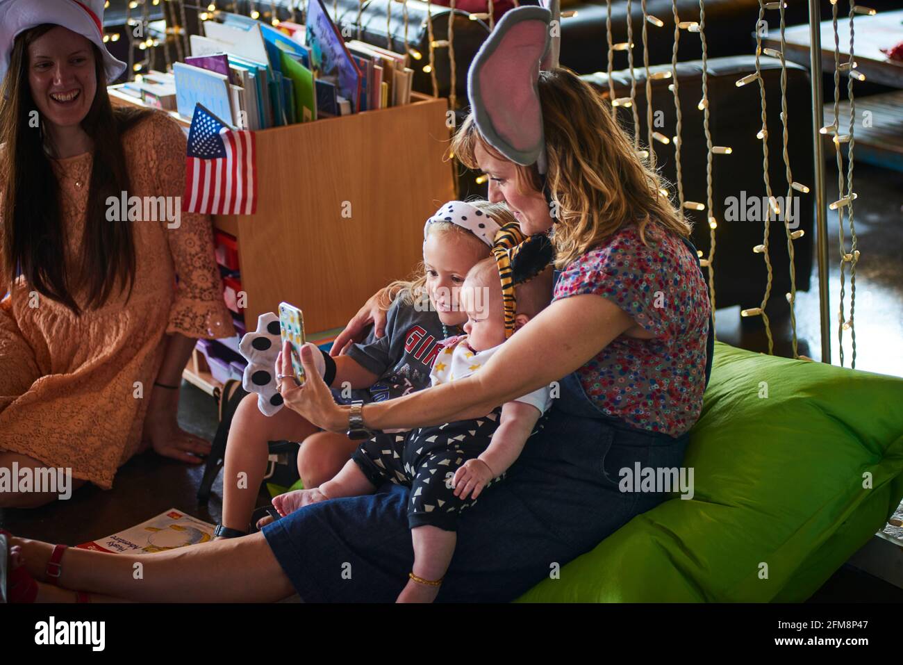 Kinder bei einer Sommeraktivität in schicken Kleidern, die vom lokalen Kunstzentrum angeboten wird Stockfoto