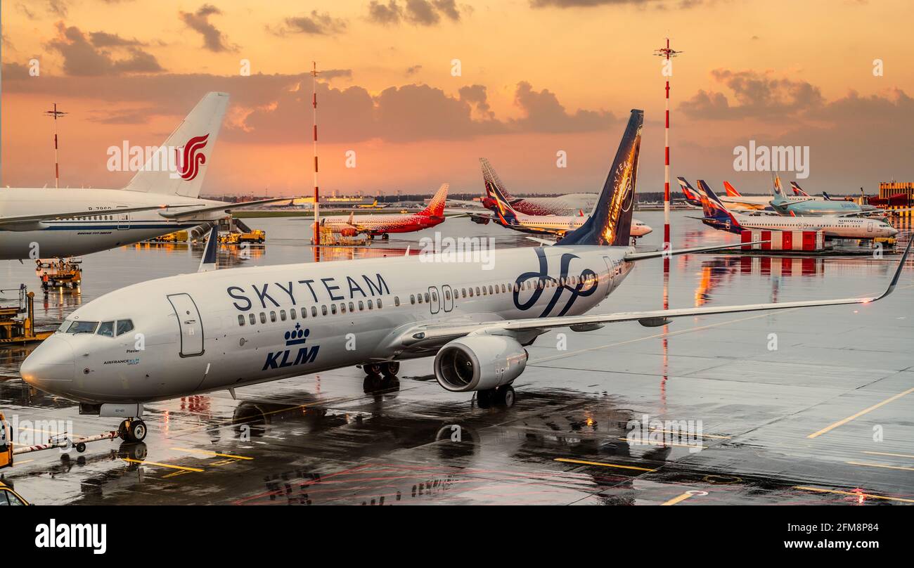 MOSKAU, RUSSLAND - 06. Mai 2021: Flugzeug der Allianz SKYTEAM, Fluggesellschaft KLM auf der Start- und Landebahn des Flughafens Sheremetyevo bei Sonnenuntergang Stockfoto
