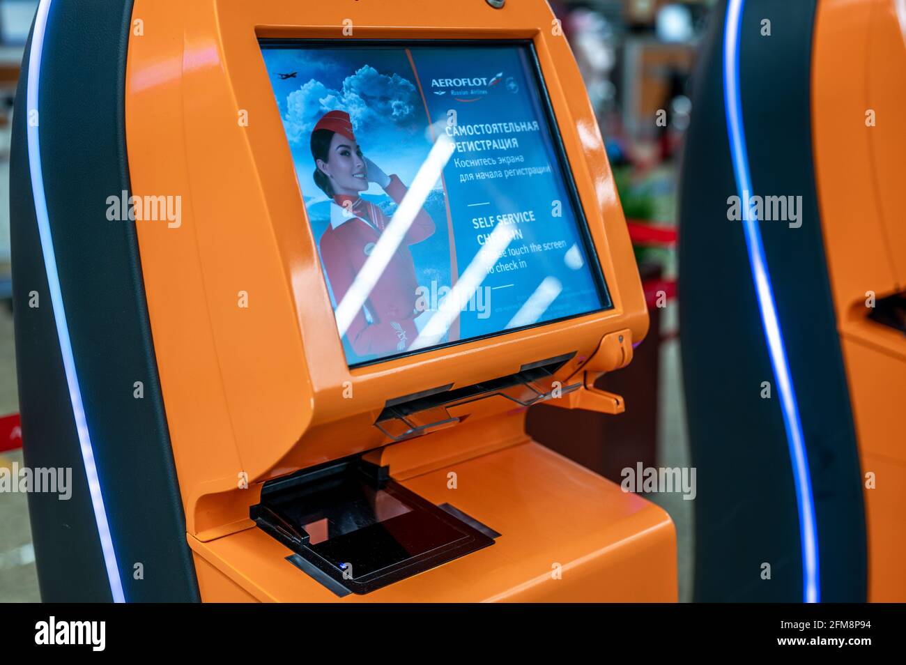 MOSKAU, RUSSLAND - 06. Mai 2021: Aeroflot-Schalter für den Self-Check-in am Flughafen Sheremetyevo. Selbstbedienungsautomat und Helpdesk-Kiosk am Flughafen Stockfoto