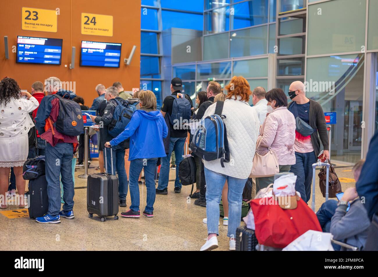 MOSKAU, RUSSLAND, 07 2021. Mai: Gruppe von Menschen, die am Flugsteig am internationalen Flughafen sheremetyevo in der Schlange stehen. Nahaufnahme Warteschlange Personen warten auf Stockfoto