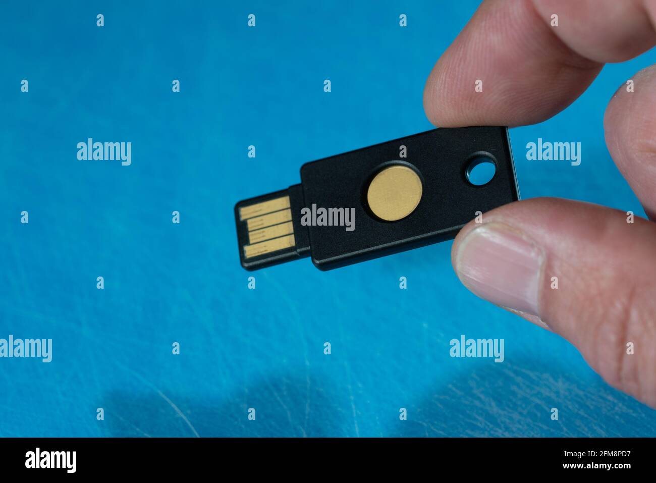 USB-Stick mit einem geheimen Schlüssel für den Zugriff auf verschlüsselte Dateien Stockfoto