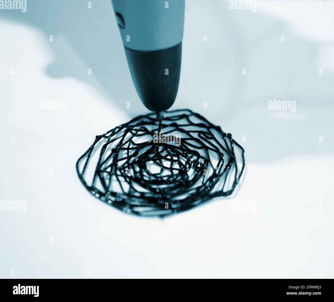 Man 3d Pen zeichnet einen Kreis auf weißes Papier Stockfoto