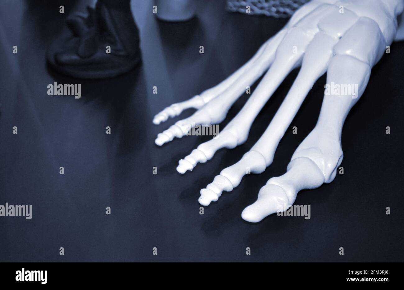 Weißer Prototyp des menschlichen Fußskeletts auf 3d gedruckt Drucker auf dunkler Oberfläche Stockfoto