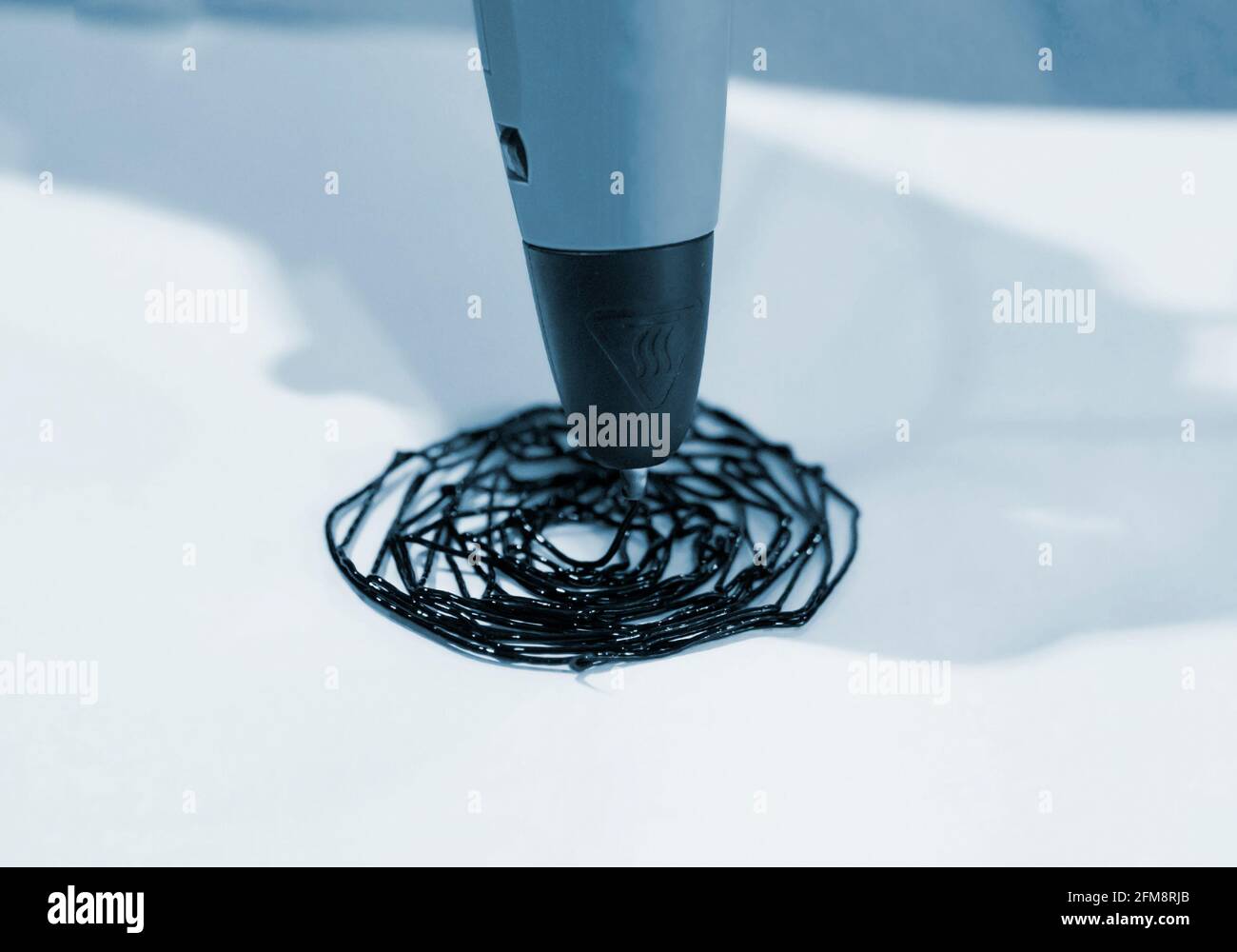 Man 3d Pen zeichnet einen Kreis auf weißes Papier Stockfoto