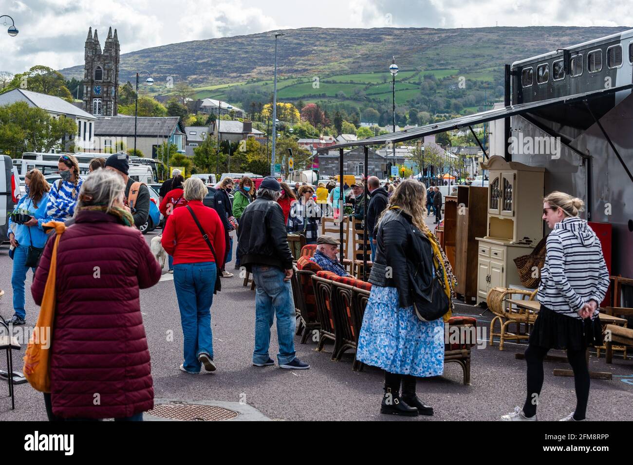 Bantry, West Cork, Irland. Mai 2021. Der Bantry Friday Market war heute sehr voll und war der erste Markt des Monats. Viele Menschen freuten sich darauf, dass einige COVID-19-Beschränkungen am Montag, den 10. Mai, gelockert werden. Quelle: AG News/Alamy Live News Stockfoto