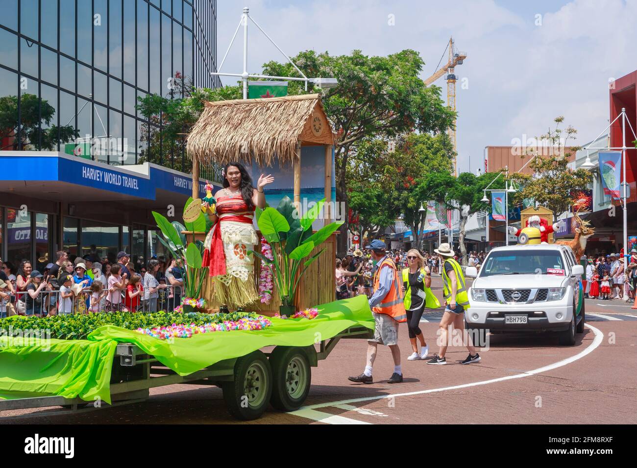 Weihnachtsparade im Zentrum von Tauranga, Neuseeland. Der Lead Float hat ein polynesisches Thema, inspiriert von Disneys „Moana“ Stockfoto