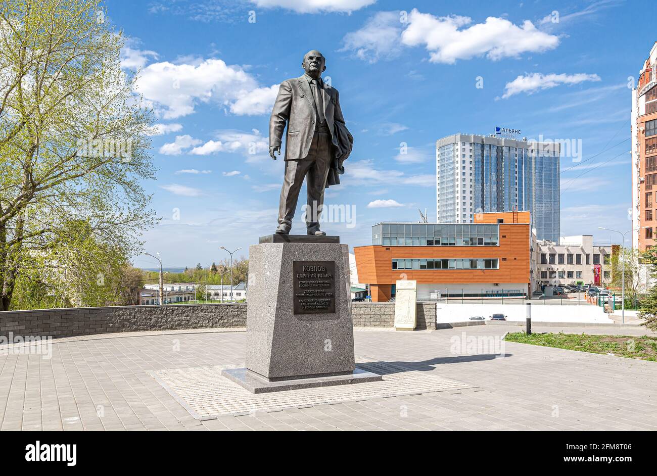 Samara, Russland - 4. Mai 2021: Denkmal für Dmitrij Kozlov, den berühmten sowjetischen Raketenwerfer und Raumfahrzeugeningenieur Stockfoto