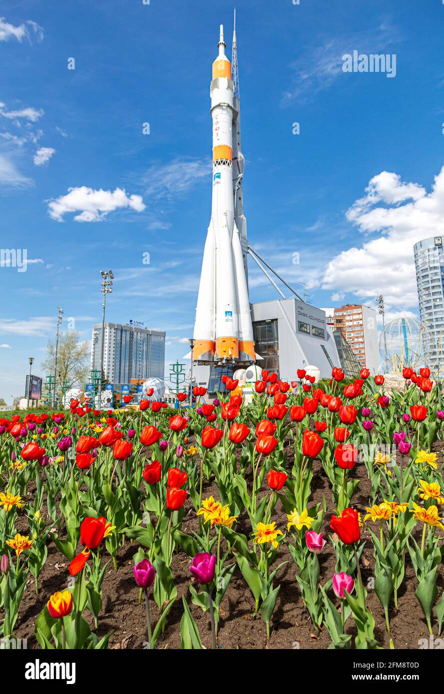Samara, Russland - 4. Mai 2021: Blumentüllen auf dem Hintergrund der Weltraumrakete Sojus. Selektiver Fokus auf Blumen Stockfoto