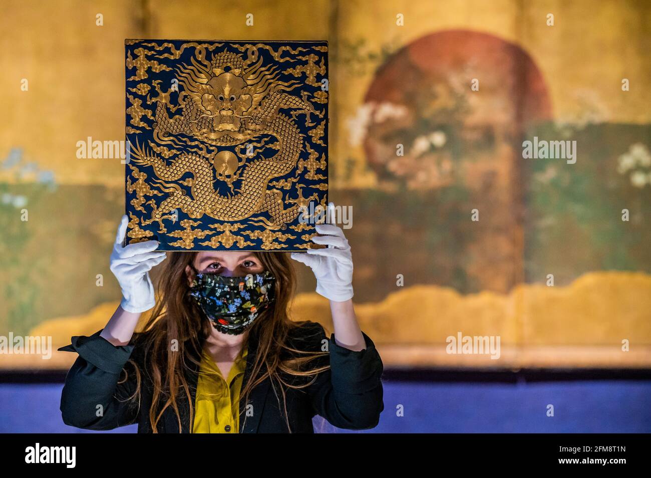 London, Großbritannien. Mai 2021. Ein äußerst seltenes, besticktes blaues „Drachengrad“-Abzeichen aus Seide, Kangxi, est £12,000 - 15,000 - Vorschau auf den Verkauf asiatischer Kunst in Bonhams, New Bond Street, London. Die Verkaufszahlen liegen zwischen dem 10-13. Mai und mehreren Tagen. Kredit: Guy Bell/Alamy Live Nachrichten Stockfoto