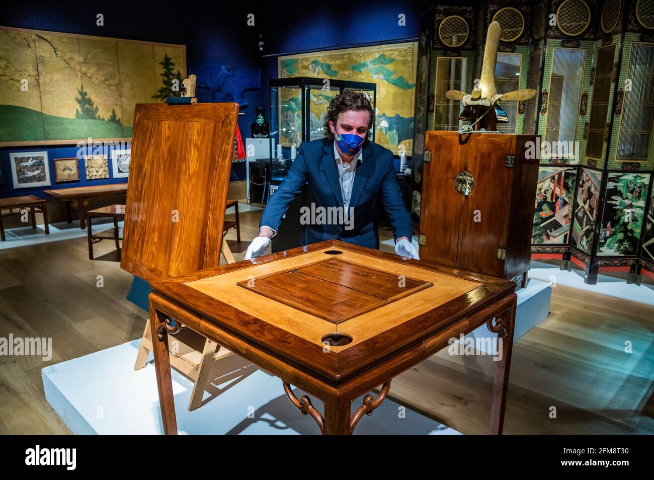 London, Großbritannien. Mai 2021. A Magnificent Huanghuali Square Games Table, Qizhuo, 18. Jahrhundert (Schätzung: £700,000-1,000,000) - Vorschau auf den Verkauf asiatischer Kunst in Bonhams, New Bond Street, London. Die Verkaufszahlen liegen zwischen dem 10-13. Mai und mehreren Tagen. Kredit: Guy Bell/Alamy Live Nachrichten Stockfoto