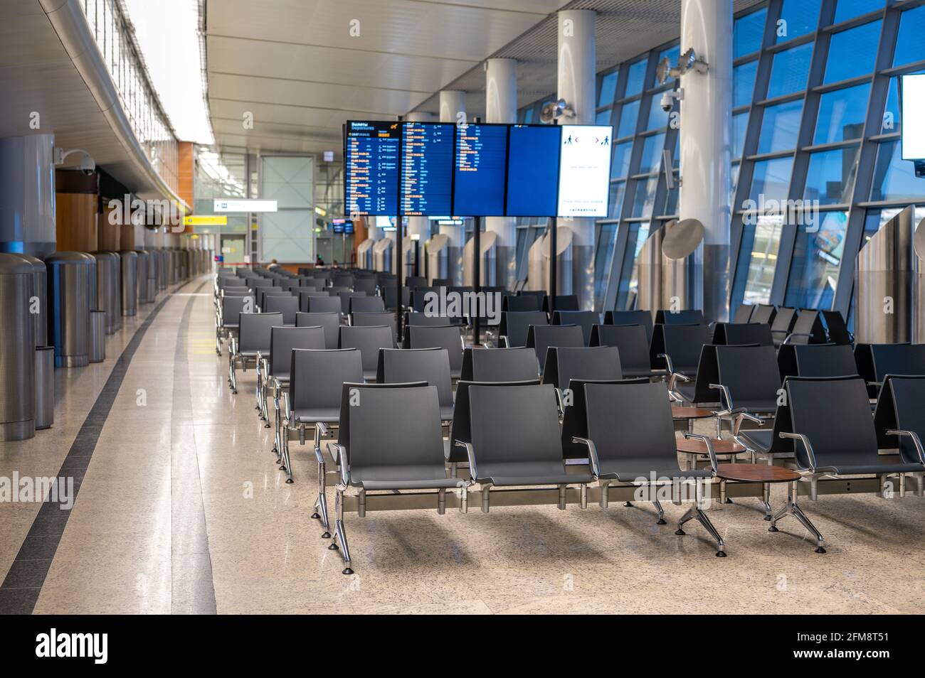 Moderner Wartebereich am Flughafenterminal. Leerer Wartebereich am Flughafenterminal. Leerer Sitzplatz am Flughafen. Leere Stühle in einem Wartezimmer am Flughafen Stockfoto