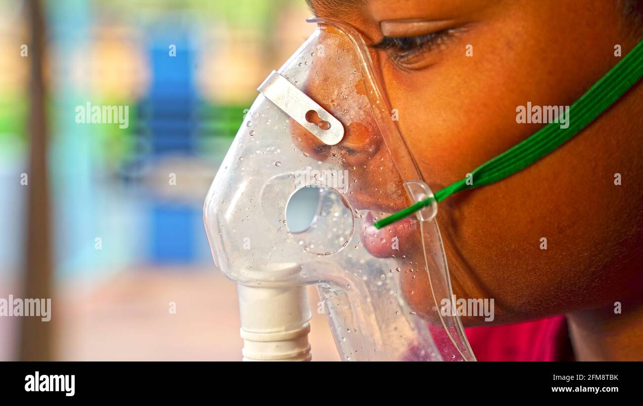 30. April 2021- Reengus, Sikar, Indien. Sauerstoffrohr in der Nase,  Nasal-Kanüle oder Sauerstoffmaske Nasal-Kanüle für Sauerstofftherapie mit  dem Gesicht des Patienten. Covi Stockfotografie - Alamy