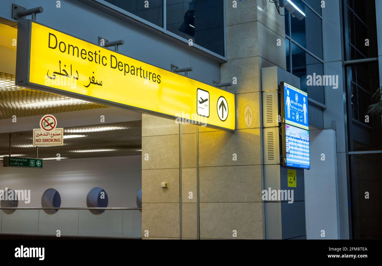 Schild für Inlandsflüge. Zeiger auf das Boarding lokaler Flüge. Neues Konzept für reine Inlandsflüge mit Normalflug Stockfoto