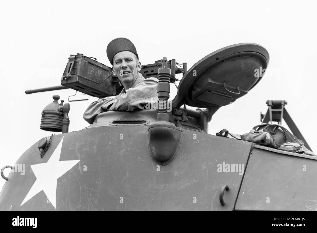 Nachstellung des Zweiten Weltkriegs. Blyth, Northumberland, England. 19.05.2013. WW2-Enthusiasten mit dem amerikanischen Sherman-Panzer bei der Wiederaufstellung des 2. Weltkriegs. Stockfoto