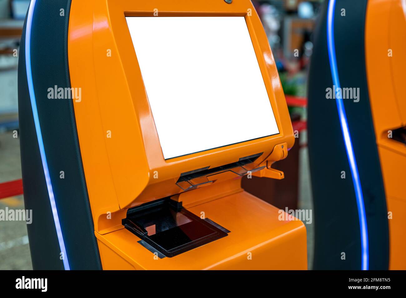 Mockup Self-Service-Maschine und Helpdesk-Kiosk. flughafen-Self-Check-in-Gerät mit leerem weißen Bildschirm. Technologie und intelligente Anwendung zur Bestätigung von fli Stockfoto