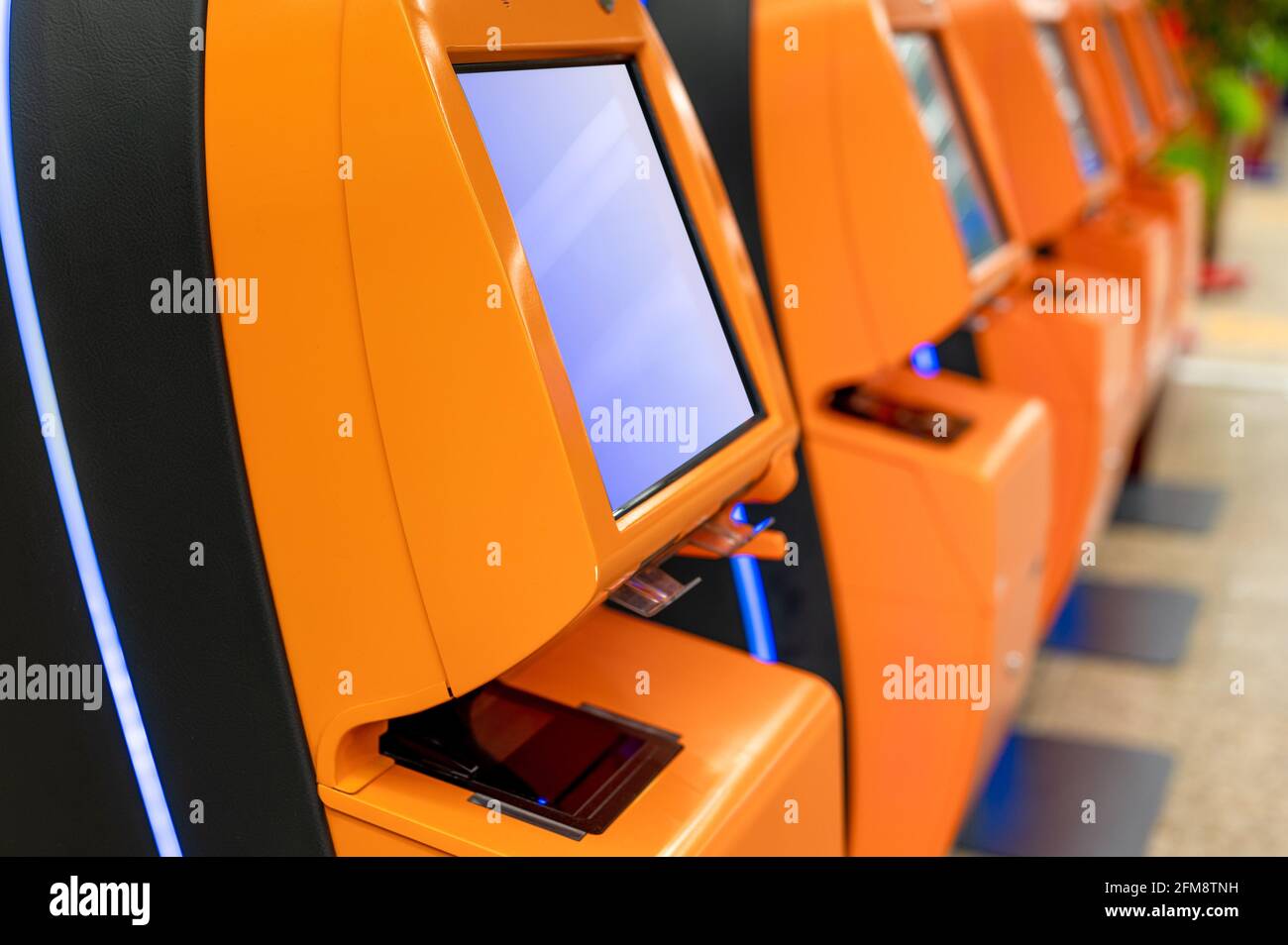 Auswahl an Self-Check-in-Geräten am Flughafen. Selbstbedienungsautomat und Helpdesk-Kiosk am Flughafen für den Check-in, das Drucken von Bordkarten oder den Kauf von Zecken Stockfoto