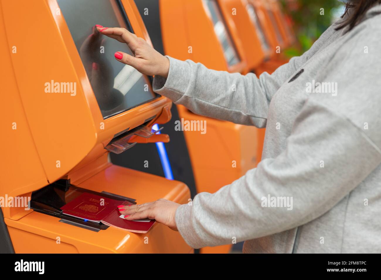 Reisende, die am Flughafen einen Automaten-Check-in-Automaten nutzen, Nahaufnahme auf dem Display, Anwendung zur Bestätigung der Buchungsdetails. Frau Stockfoto