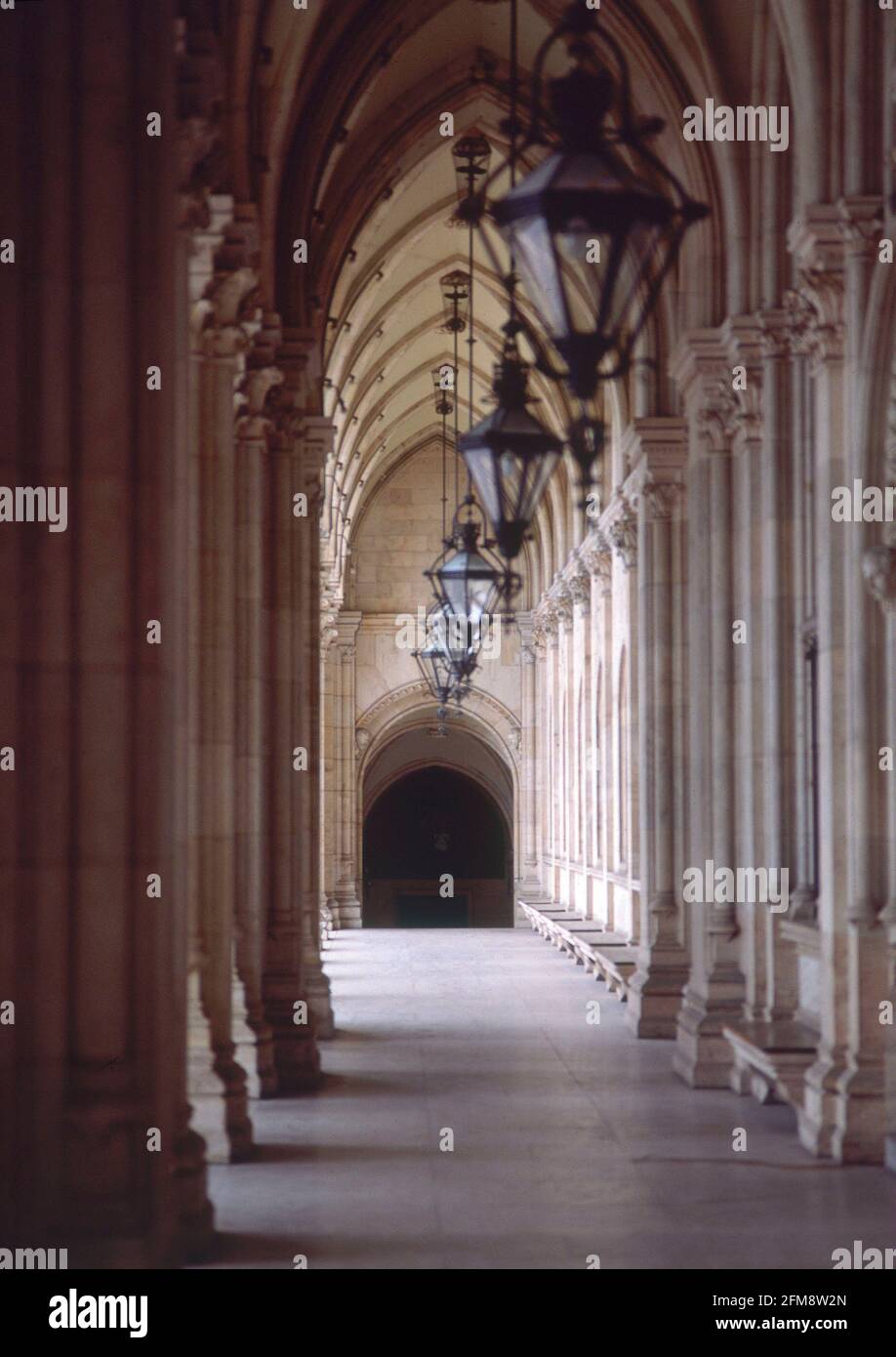 INTERIOR DE LA GALLERIA PORTICADA- ARQUITECTURA NEOGOTICA - 1872-83. Autor: SCHMIDT FIEDRICH. Lage: AYUNTAMIENTO. WIEN. ÖSTERREICH. Stockfoto