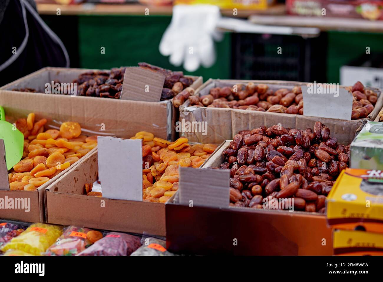 Getrocknete Früchte zum Verkauf auf dem lokalen Bauernmarkt. Hochwertige Fotos Stockfoto