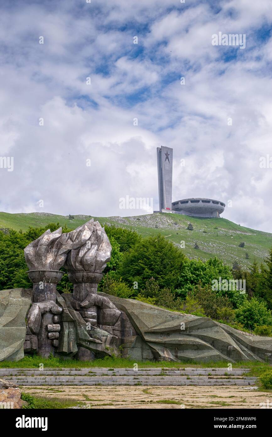 Buzludzha, Bulgarien. Auf dem Gipfel von Buzludzha befindet sich das Gedenkhaus der Kommunistischen Partei Bulgariens Stockfoto