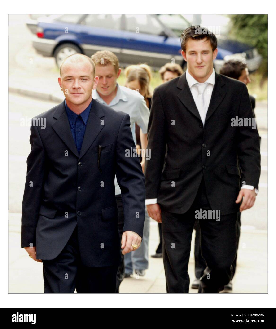 Peter Barwick (Balding) John Parks (silberne Krawatte) England Fußballfans, die aus Portugal abgeschoben wurden, erscheinen bei den Richtern von Uxbridge Courtpic David Sandison 28/7/2004 Stockfoto