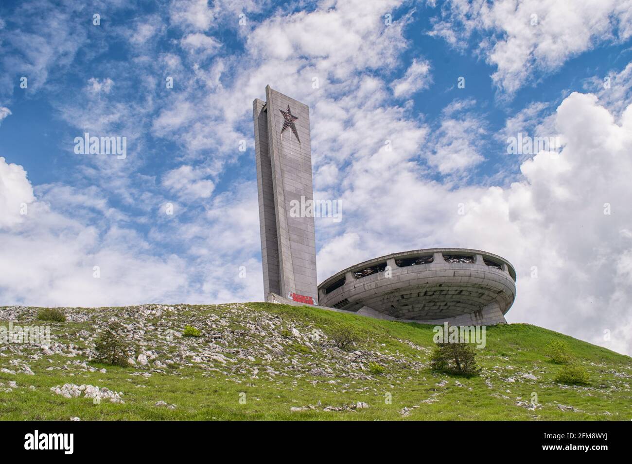 Buzludzha, Bulgarien. Auf dem Gipfel von Buzludzha befindet sich das Gedenkhaus der Kommunistischen Partei Bulgariens Stockfoto