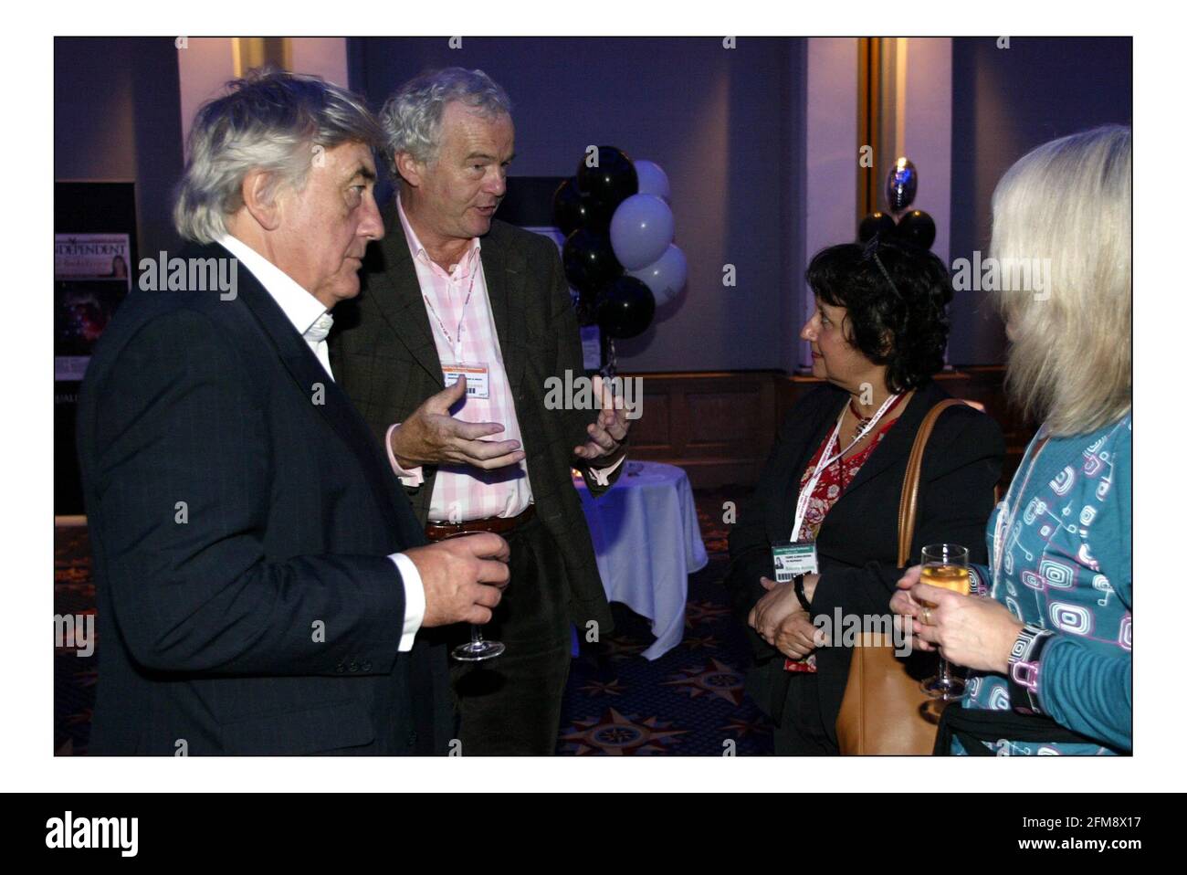 Simon Kelner und Gäste, darunter Gordon und Sarah Brown bei der Independent Party. Labour Party conf brightonpic David Sandison 28/9/2005 Stockfoto